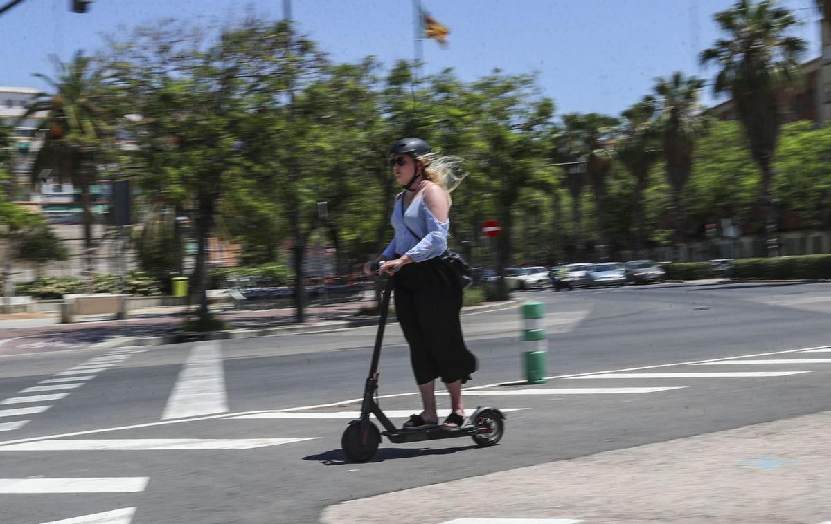 Usuaria de patinete eléctrico circulando por el carril bici. | FRANCISCO CALABUIG