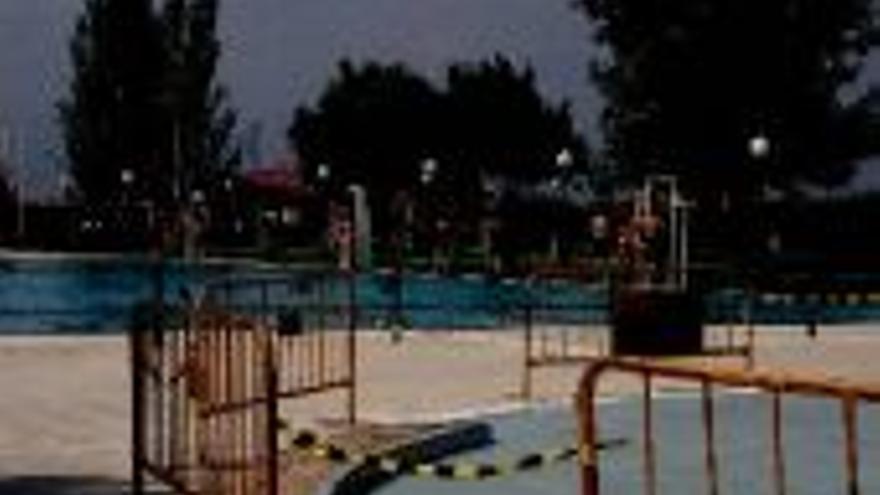 El ayuntamiento precinta la piscina pequeña por obras