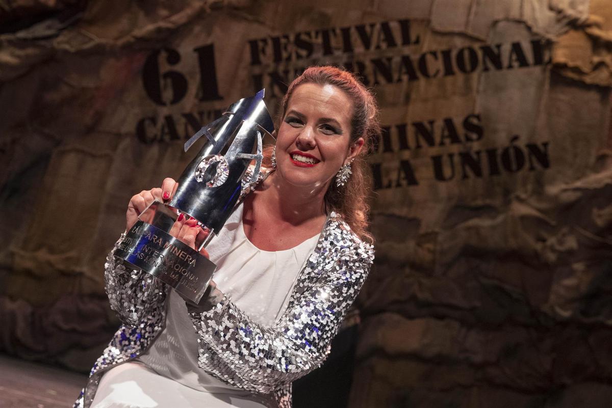 La cantaora Esther Merino toca la gloria flamenca ganando la Lámpara Minera. La cantaora pacense Esther Merino posa con la Lámpara Minera tras proclamarse vencedora del LXI Festival Internacional del Cante de las Minas de La Unión, la máxima distinción de este concurso, en la madrugada de este domingo, en el Antiguo Mercado Público de la ciudad.