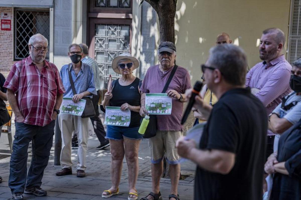 Vecinos de L’Hospitalet se manifiestan para reclamar que no se talen los árboles de la calle Doctor Martí Julià.