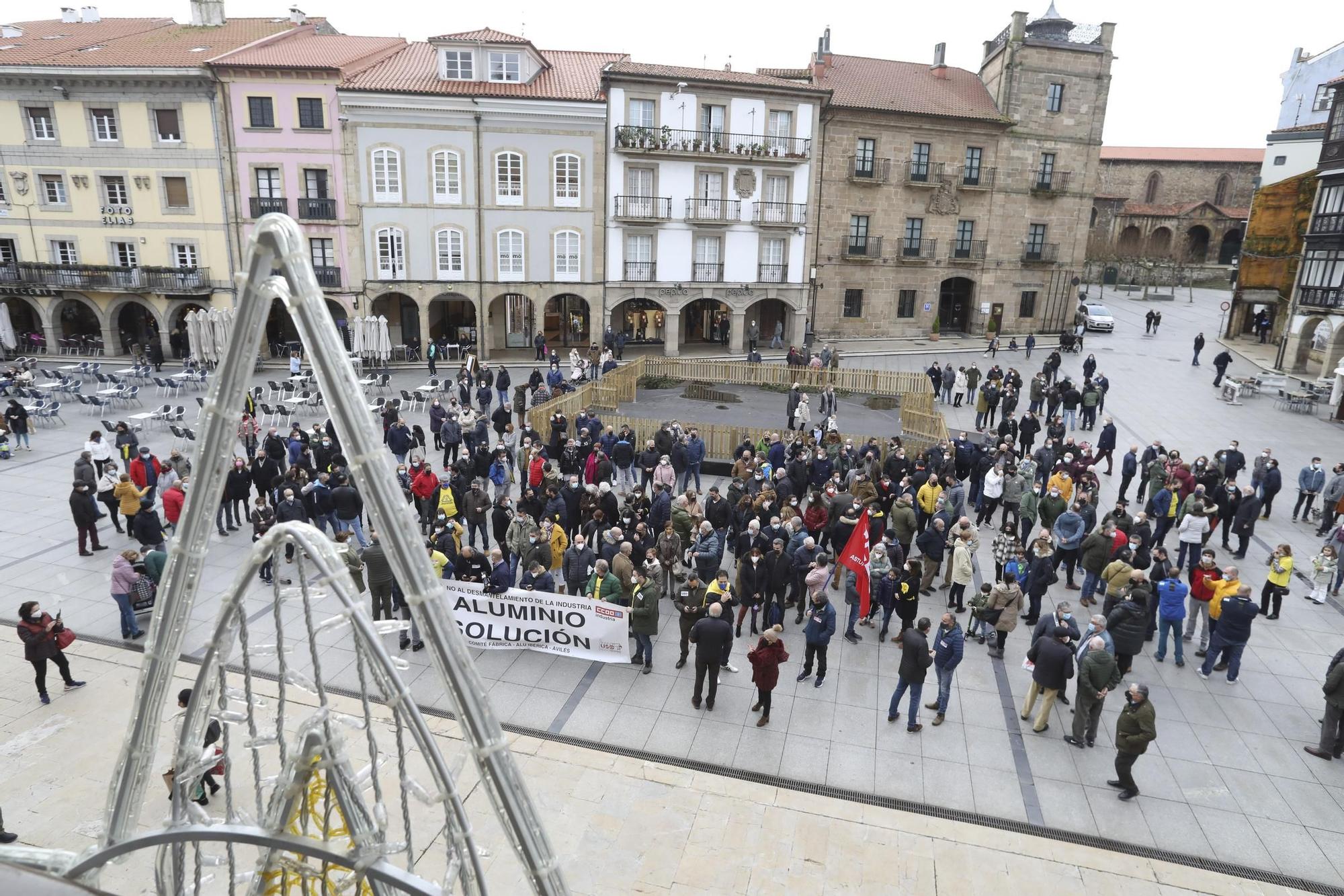 Protesta de los trabajadores de Alu Ibérica en el ayuntamiento de Avilés