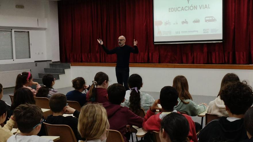 El alumnado de Sedaví recibe una charla sobre seguridad vial