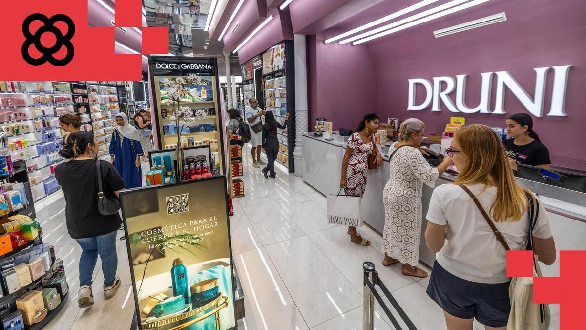 Unas jóvenes hacen cola para pagar en un local de venta de cosmética y perfumería Druni en Barcelona