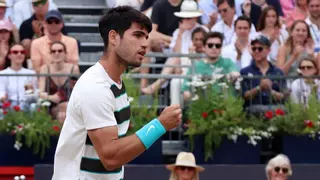 Alcaraz reina en Queen's y acecha el número 1