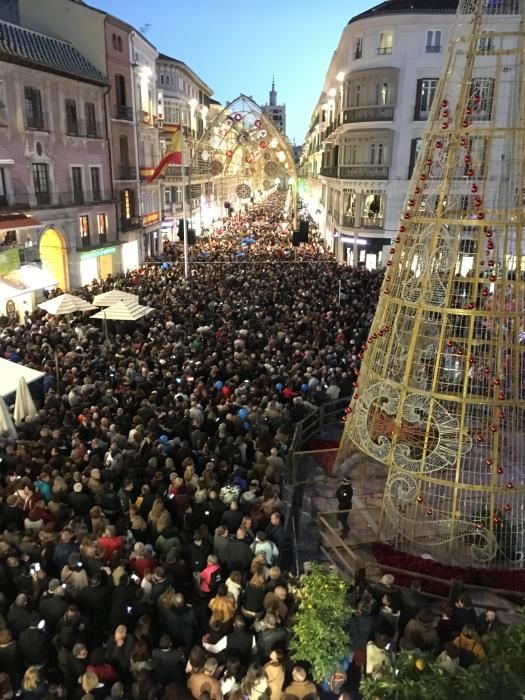 Desde primera hora, abarrotada la calle Larios y su entorno. Imagen de antes del encendido.