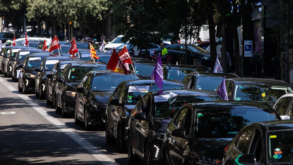 Conductores de VTC protestan en Barcelona por la nueva normativa restrictiva con la actividad urbana