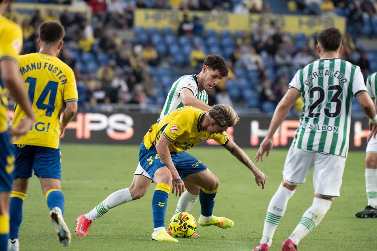 Trilli pugna por el esférico con Iker Bravo durante la visita a la UD Las Palmas.