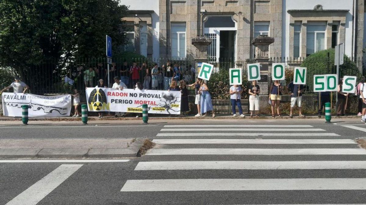 Un momento de la protesta de ayer en el IES Escolas Proval.