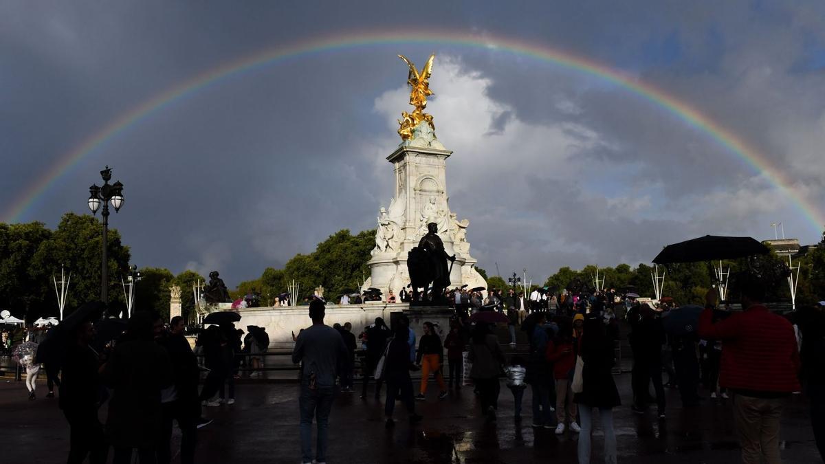 Un arco iris sobre el monumento a la Reina Victoria en las afueras del Palacio de Buckingham en Londres, Reino Unido, el jueves 8 de septiembre de 2022