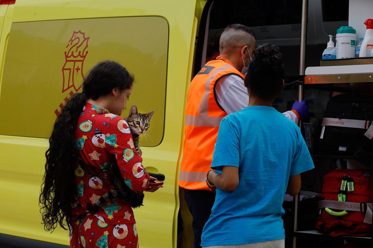 Un incendio provocado por un calefactor obliga a desalojar varias viviendas en Alcoy
