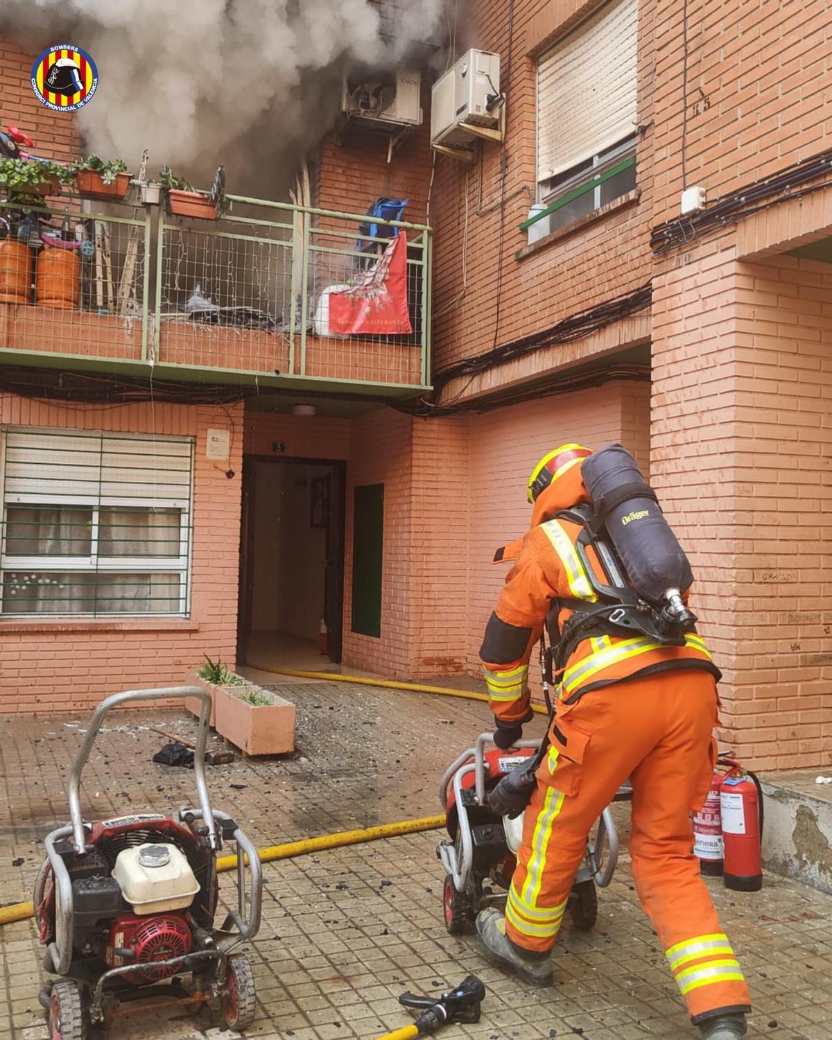 Trasladan al hospital a un mayor invidente por el incendio de su vivienda en Paiporta