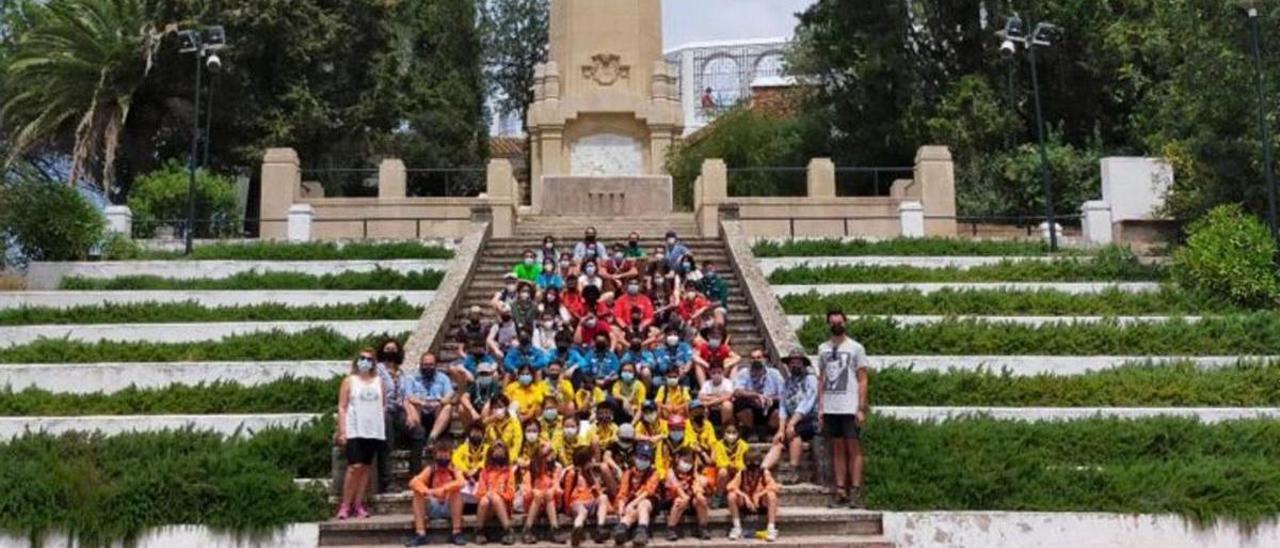 Foto de familia de los participantes en la limpieza de residuos realizada en Las Ermitas de Córdoba.