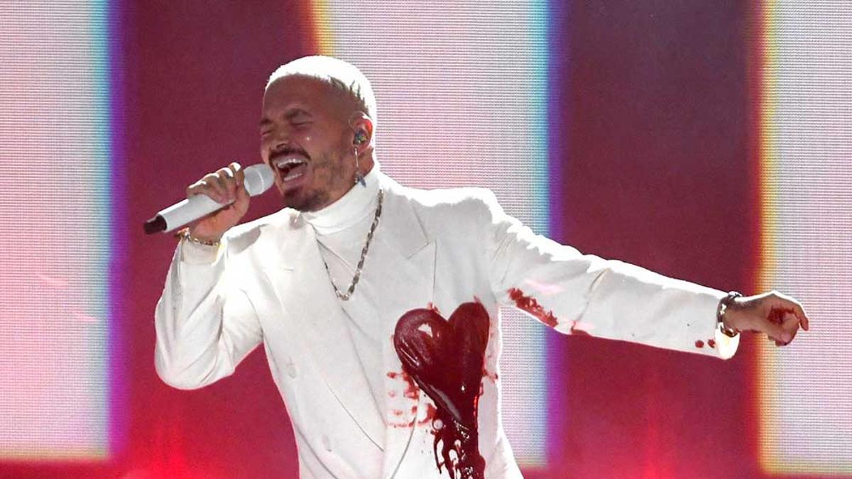 J Balvin consigue emocionar con su interpretación de 'Rojo' en los Grammy Latinos 2020