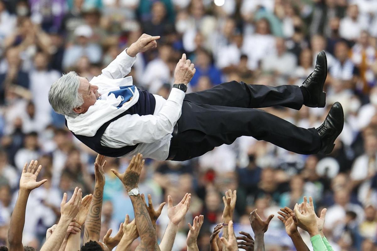 MADRID, 30/04/2022.- Los jugadores del Real Madrid mantean al entrenador, Carlo Ancelotti, al término del partido de Liga en Primera División ante el RCD Espanyol que han disputado este sábado en el estadio Santiago Bernabéu, en Madrid. EFE/Chema Moya