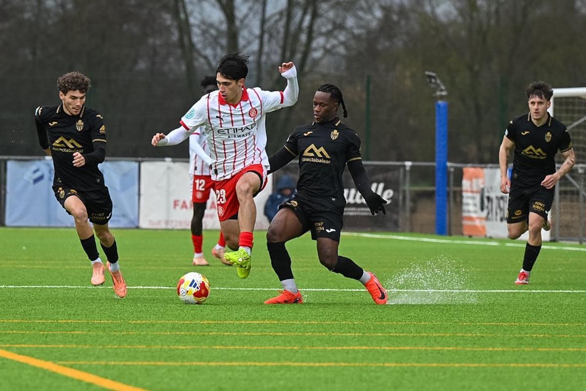 Moha y Jofre presionan al futbolista Sarasa, del Girona B