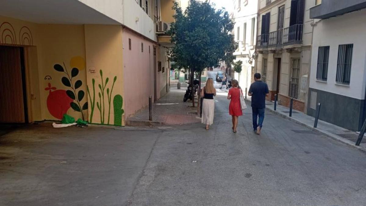 Vecinos de la calle Picacho, con la calle Victoria al fondo, este mes.
