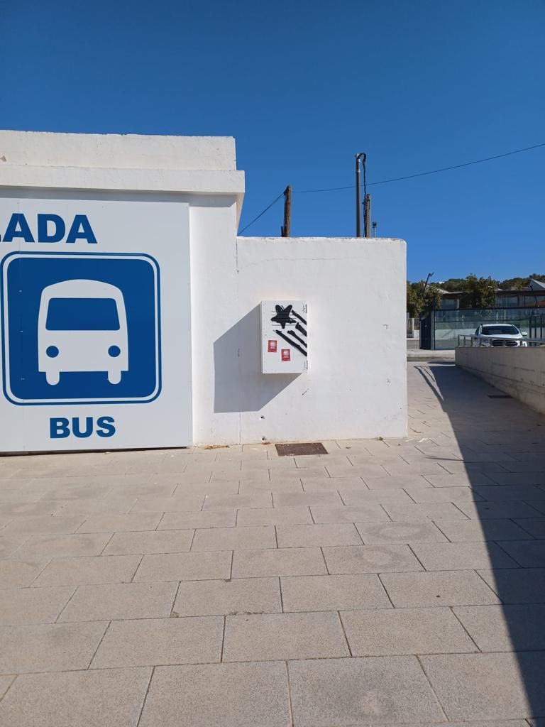 Sant Antoni amanece con pintadas y carteles independentistas