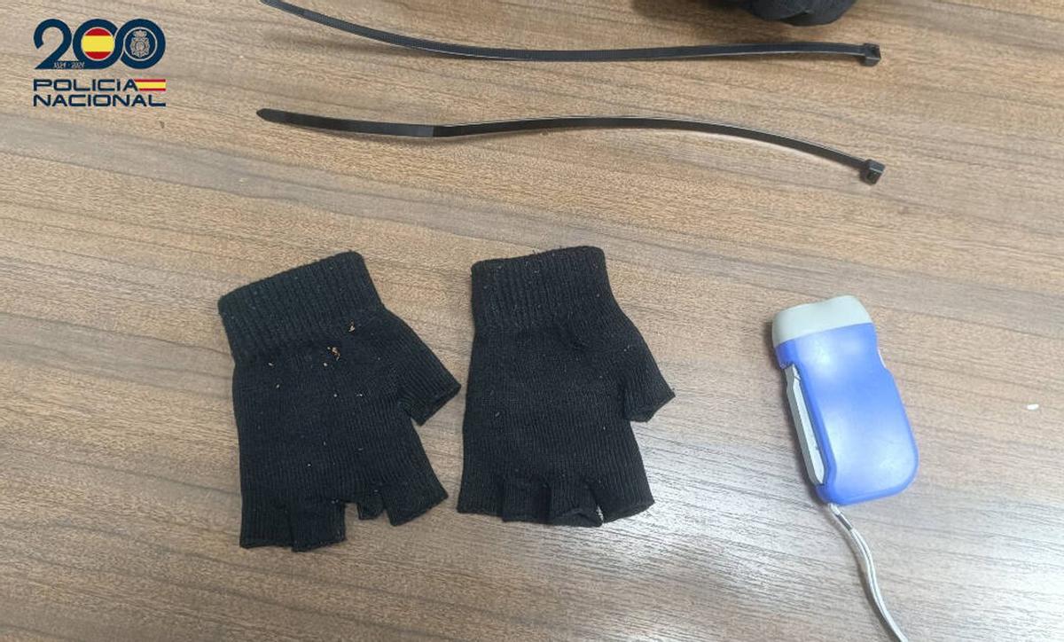 Guantes, linterna y bridas con las que dos ladrones lograrban abrir las puertas de coches. | POLICÍA NACIONAL