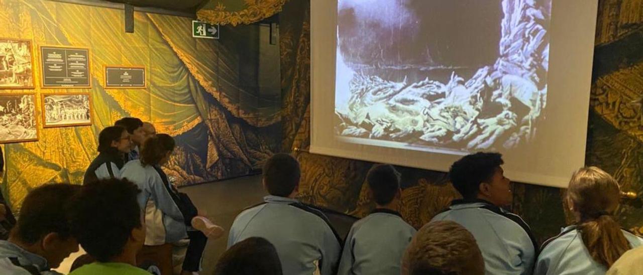 Alumnos del colegio Medalla Milagrosa disfrutan de la proyección de la película “Viaje a la luna”, de Méliès. | Cedida