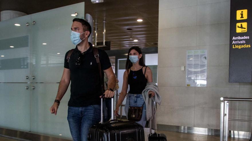 Pasajeros en el aeropuerto de Valencia.