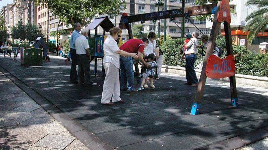 Infraestructuras estudia entoldar parques infantiles con placas solares