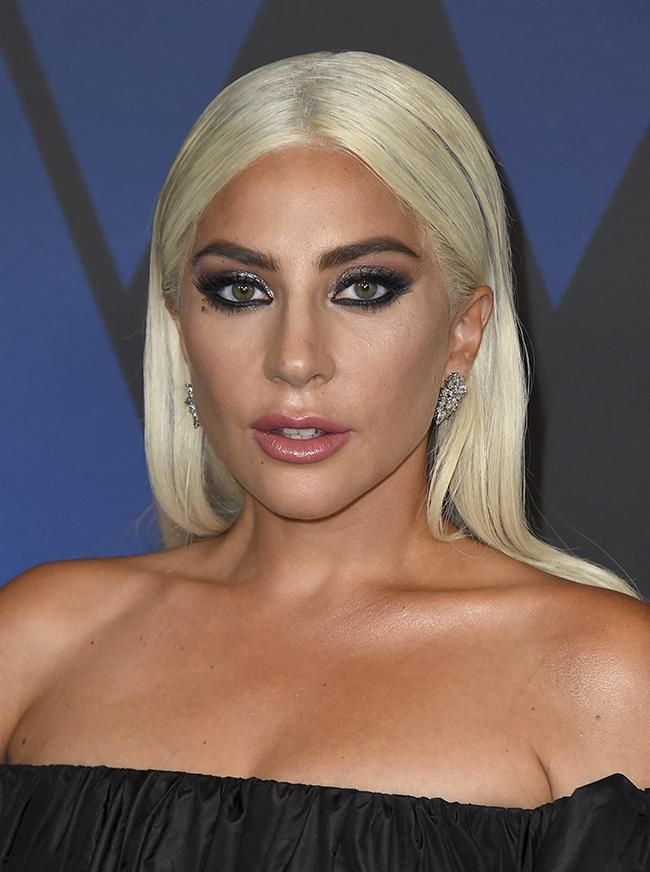 Lady Gaga con vestido negro