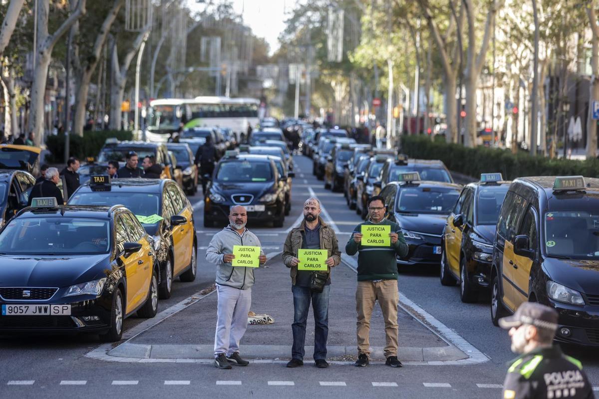 Marcha lenta de taxistas en Barcelona por la muerte de un compañero