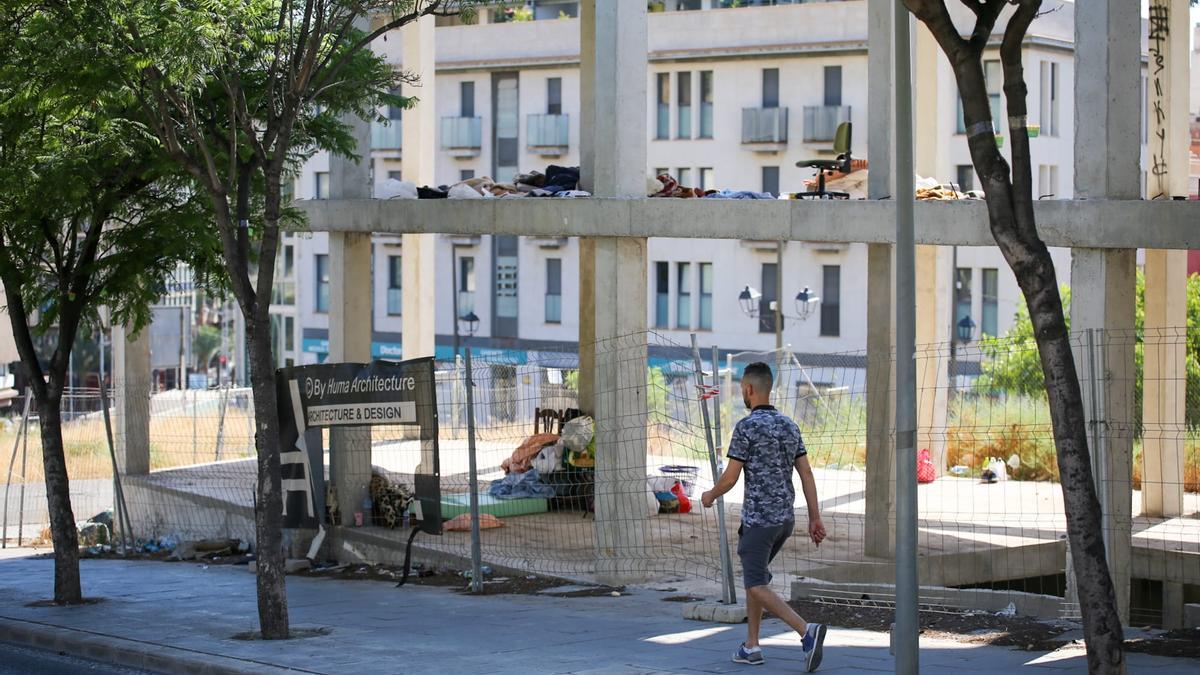 El cascarón de un edificio a medio construir acumula basura y objetos personales