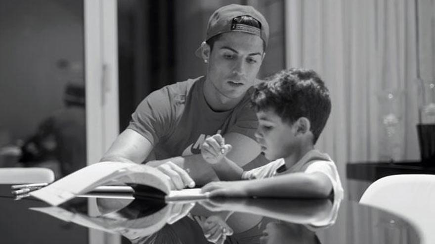 Cristiano y su hijo, en un fotograma de la película.