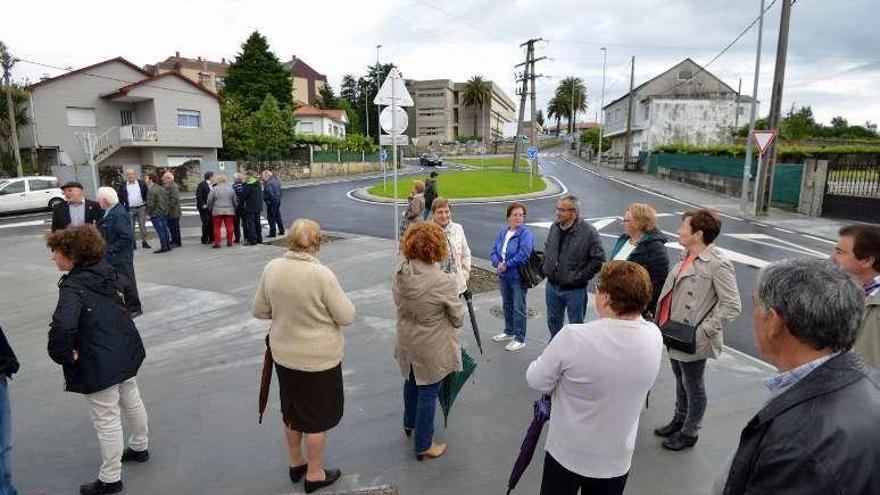 La nueva imagen de la rúa dos Campos | Las obras concluyeron hace unos días pero fue ayer cuando se produjo la puesta en servicio oficial, con la visita del alcalde, Miguel Fernández Lores, a la reforma de la rúa dos Campos, donde se instalaron itinerarios peatonales y &quot;lombos&quot;, en plena polémica municipal por su proliferación.