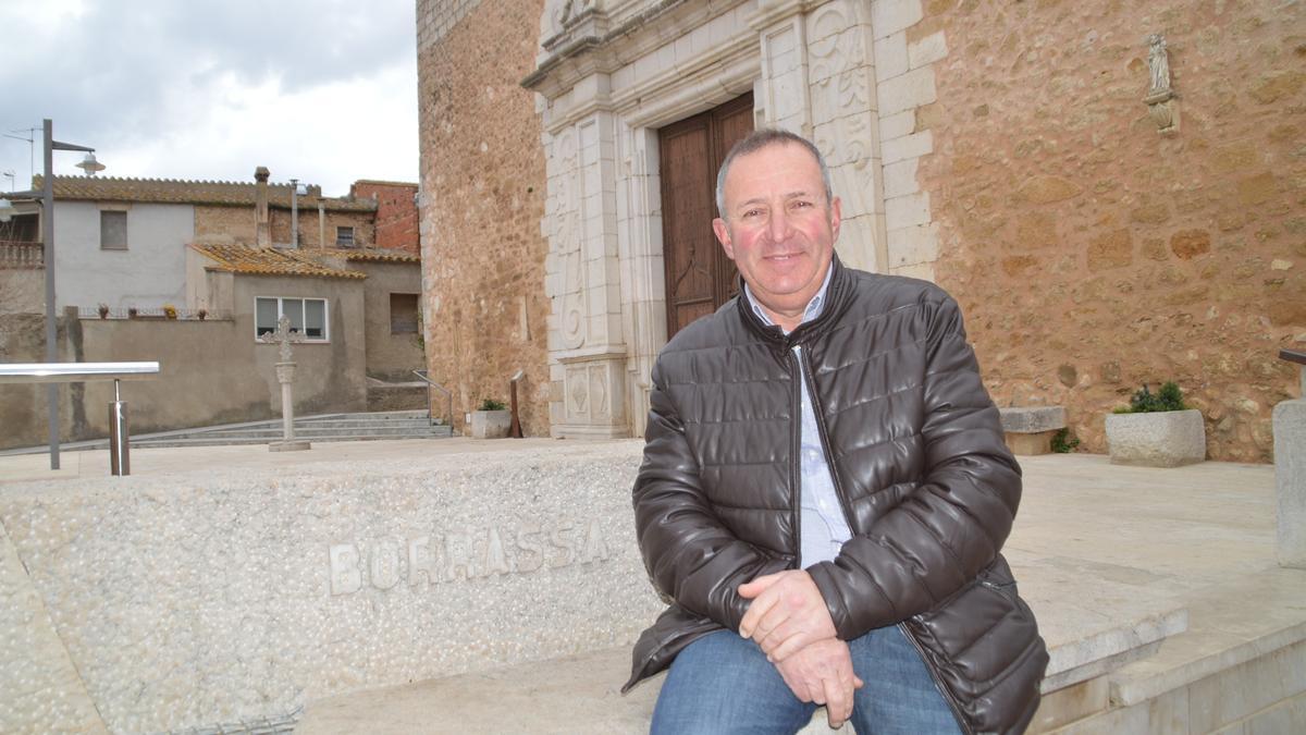 Joan Hurtós assegut davant l’església de Sant Andreu