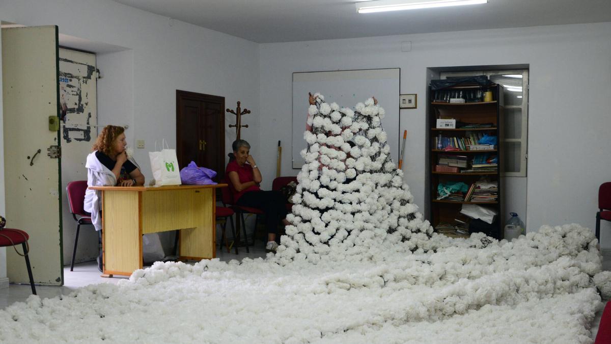 Trabajo de elaboración de la pieza que descenderá por la fachada de la iglesia.