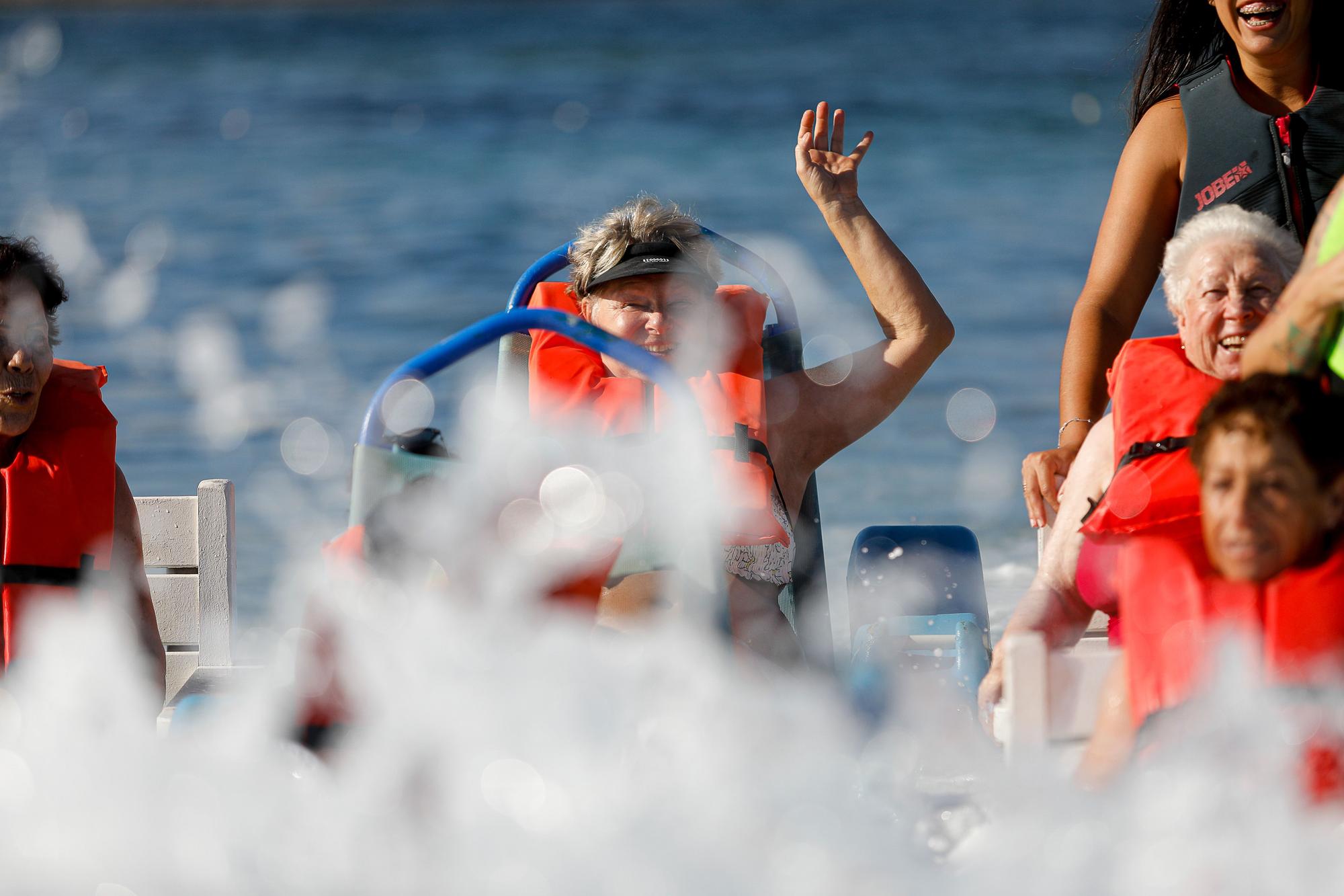 Los mayores de Ibiza disfrutan con los pies en el agua