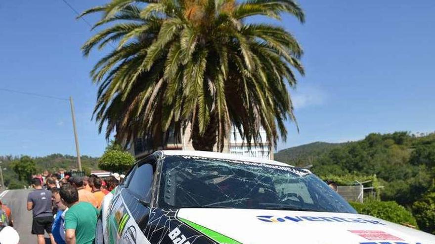 Coche accidentado subido a la grúa. // G. Santos