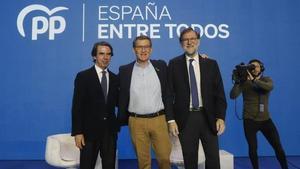 Alberto Núñez Feijóo, entre José María Aznar y Mariano Rajoy, este sábado en la reunión del PP en Valencia.