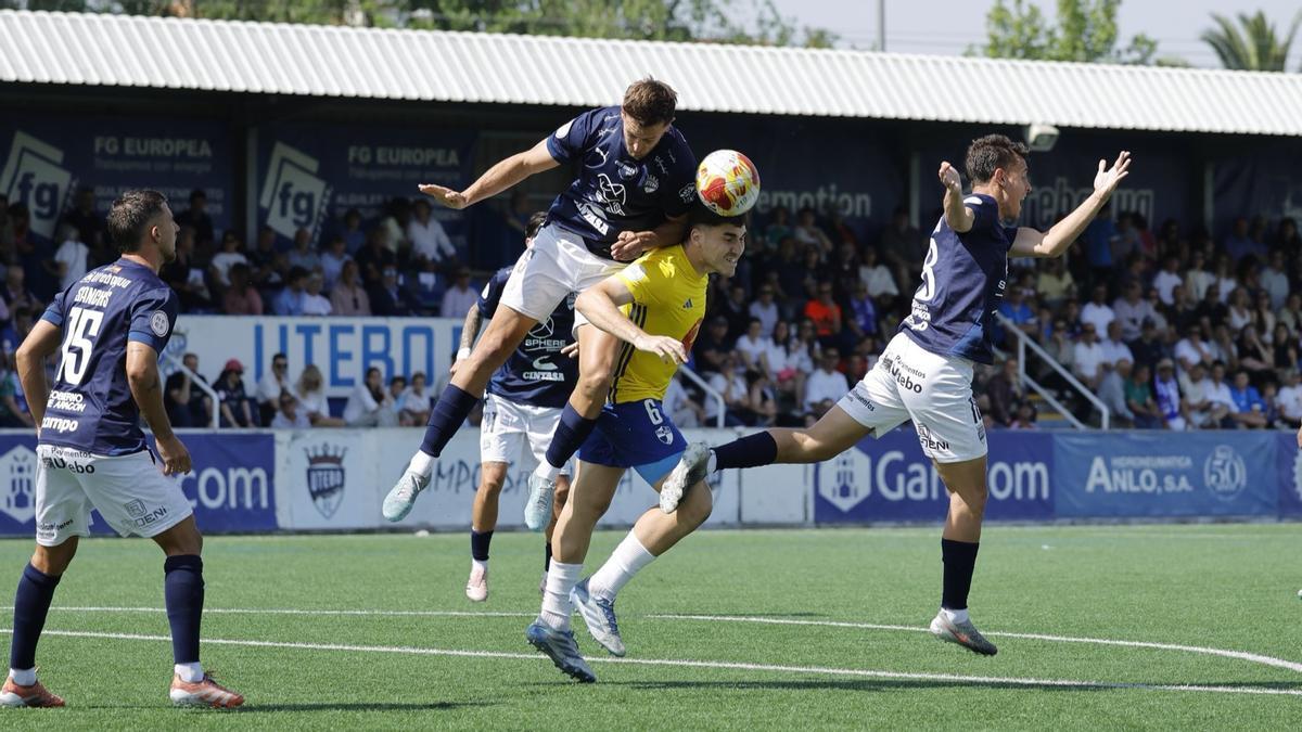 Dos jugadores pugnan por el balón en el derbi entre Utebo y Ebro en Santa Ana.