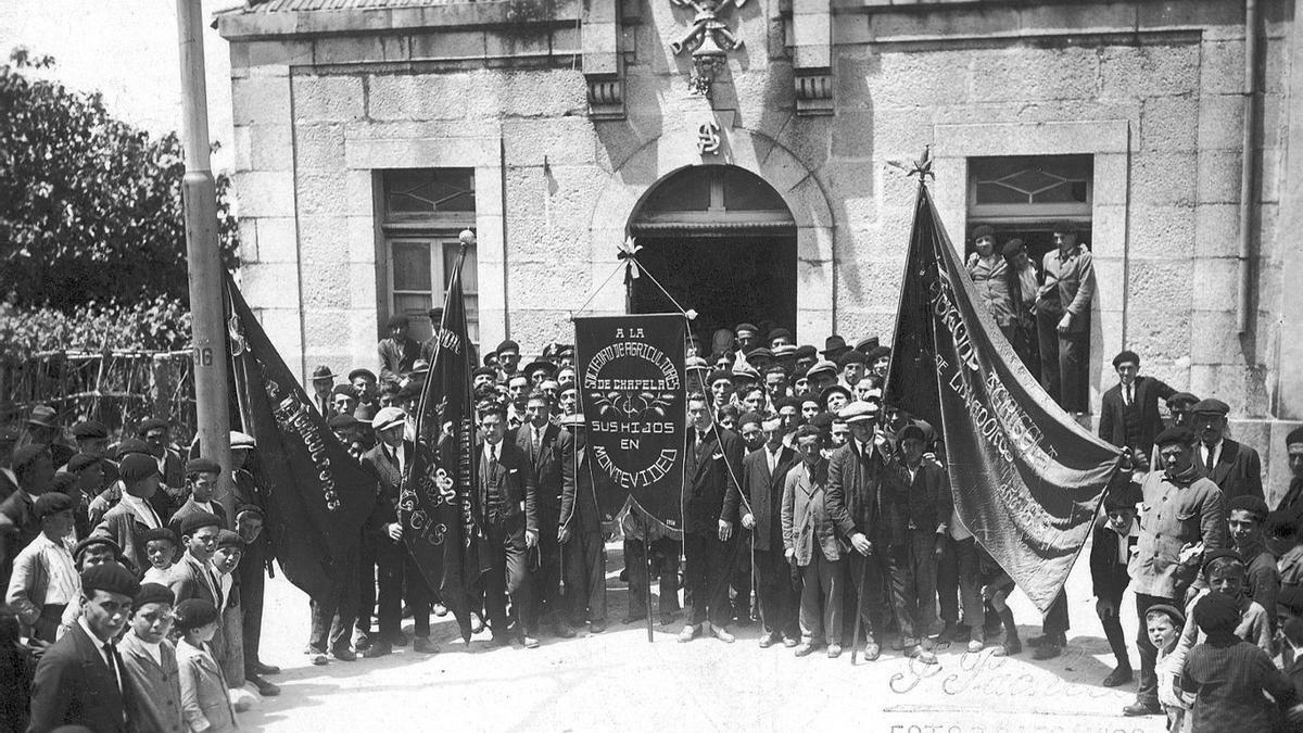 Presentación del estandarte de la sociedadde agricultores de Chapela en 1925.