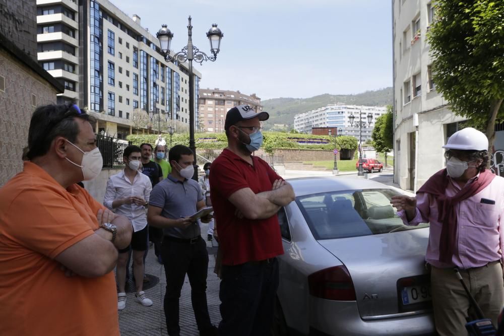 Vuelven vecinos desalojados en un barrio de Oviedo