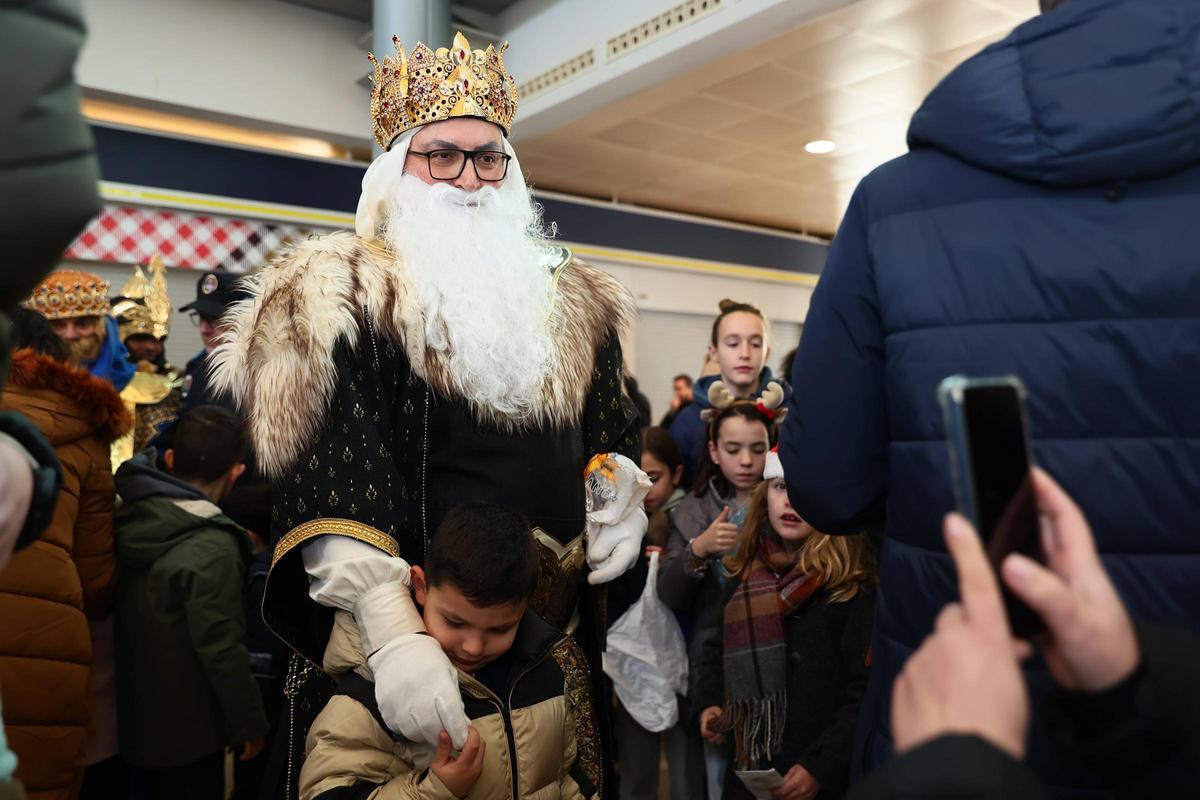 EN IMÁGENES: Así ha sido la llegada de los Reyes Magos al Aeropuerto de ...