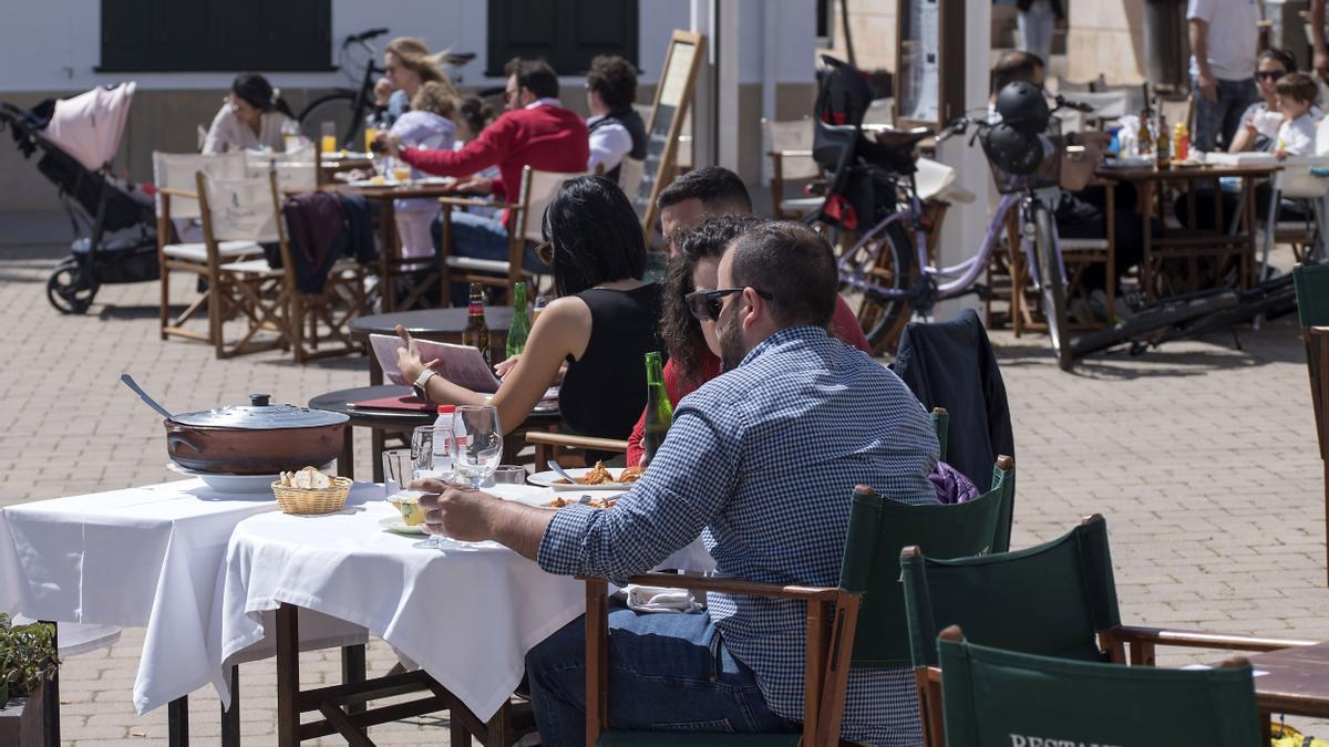 Clientes en la terraza de un restaurante.