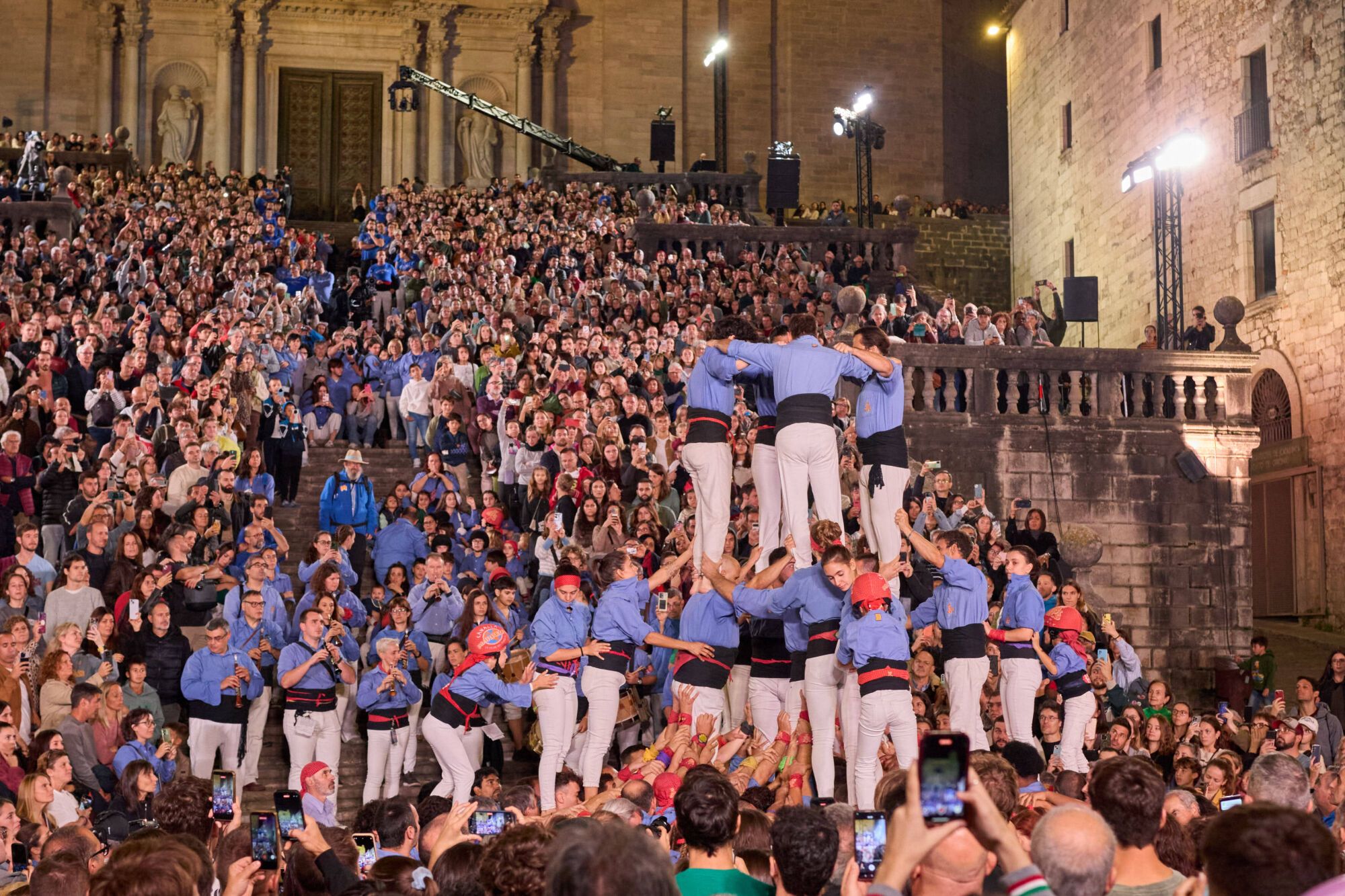 Les imatges de la pujada del pilar de 4 a les escales de la Catedral