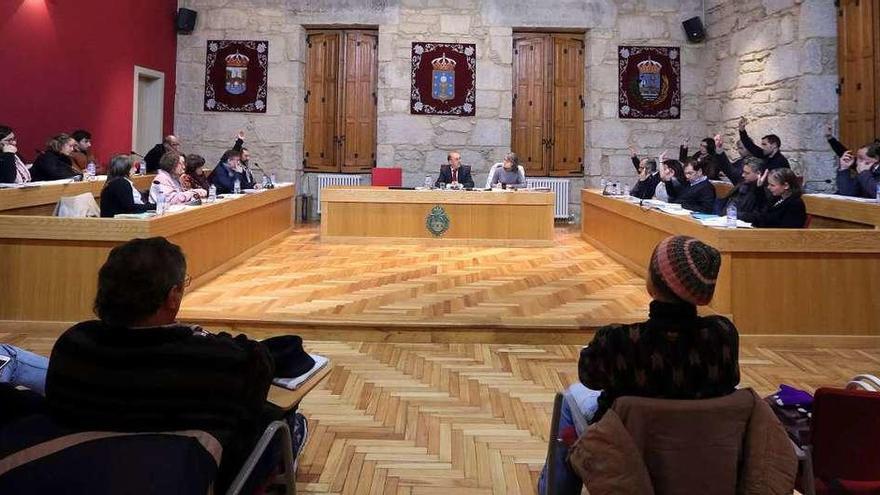 Los tres grupos municipales de la oposición votaron a favor de la reprobación en el pleno. // A. Hernández