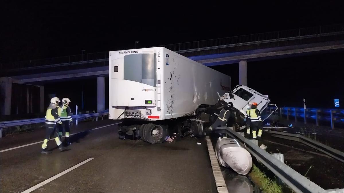 Grave accidente en Siero: el conductor de un camión resulta herido, tras salirse de la vía de madrugada y partir por completo la cabina