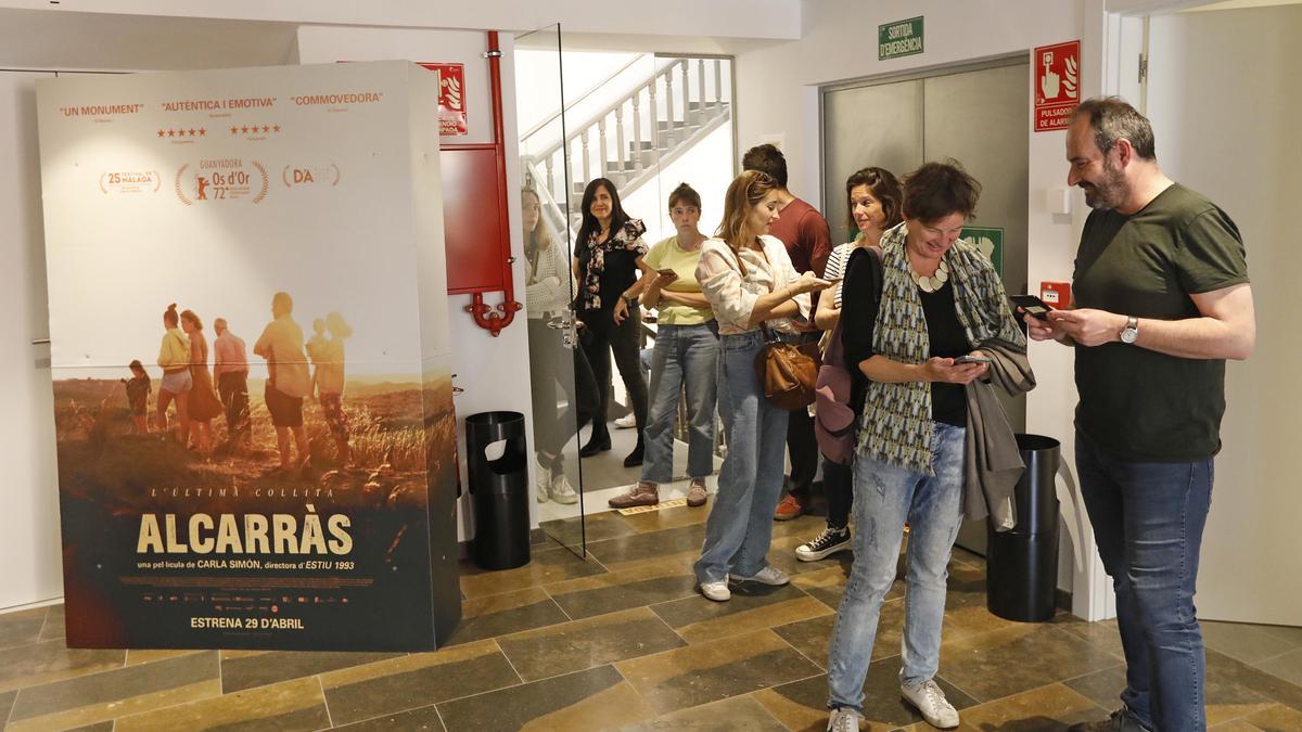 Gent fent cua al Truffaut per veure &quot;Alcarràs&quot;