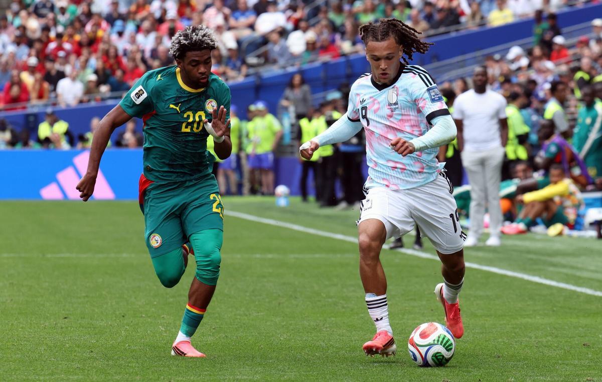 01 July 2026, US, Seattle: Senegal's Ibrahim Mbaye and Belgium's Diego Da Silva Moreira fight for the ball during the 2026 FIFA World Cup Round of 32 soccer match between Belgium and Senegal at the Seattle Field. Photo: Bruno Fahy/Belga/dpa 01/07/2026 ONLY FOR USE IN SPAIN. Bruno Fahy/Belga/dpa;soccer;sports;football;2026 FIFA World Cup - Belgium vs Senegal
