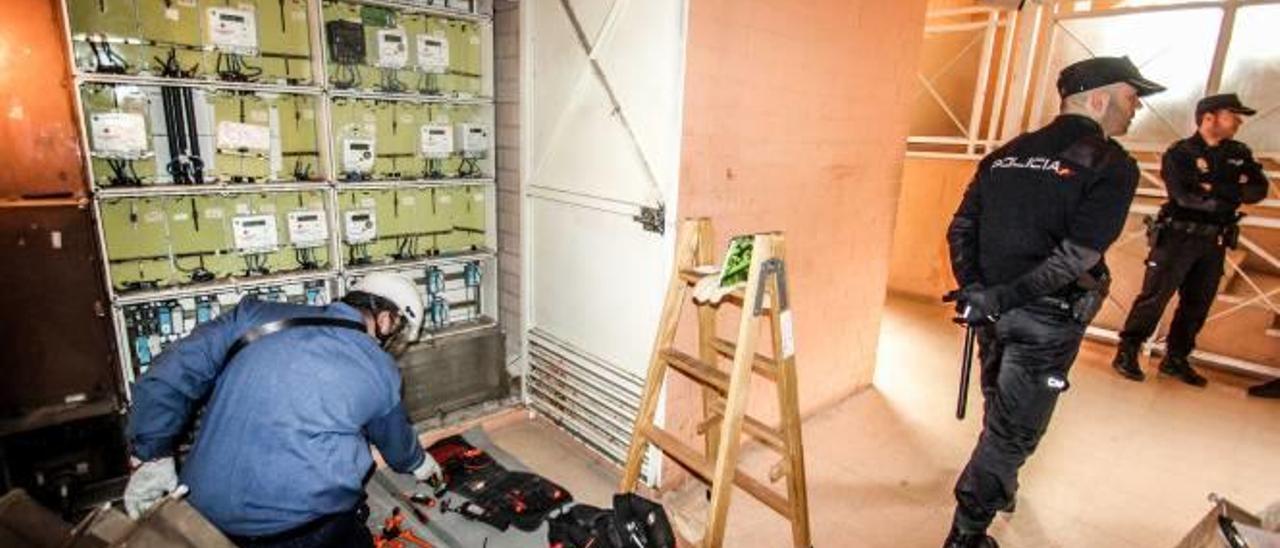 Las cámaras instaladas en el edificio de Almafrá y los técnicos durante la operación policial.