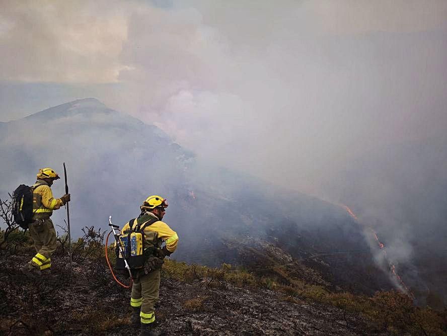 18 DE ABRIL | La brigada de Tabuyo, en el incendio de Carondio (Allande). | ATBRIF