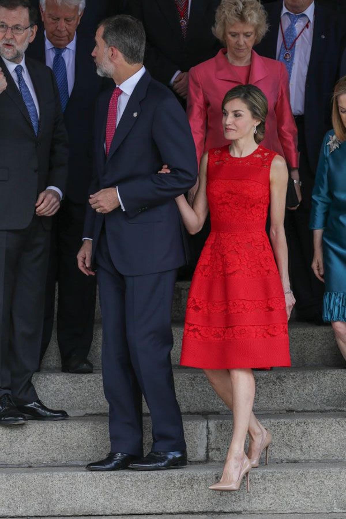 Letizia Ortiz con vestido de encaje rojo de Carolina Herrera junto a Felipe VI en Madrid