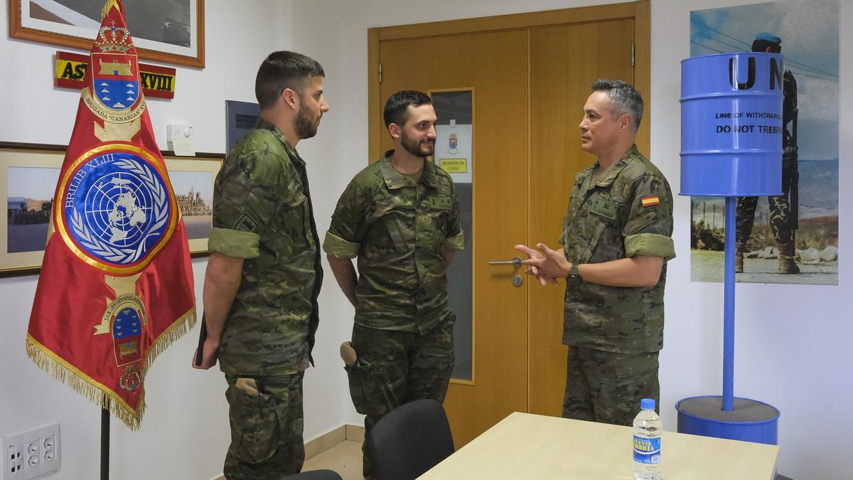 El general jefe de la Brigada Canarias XVI, Ricardo Esteban, charla con dos militares sobre la misión.