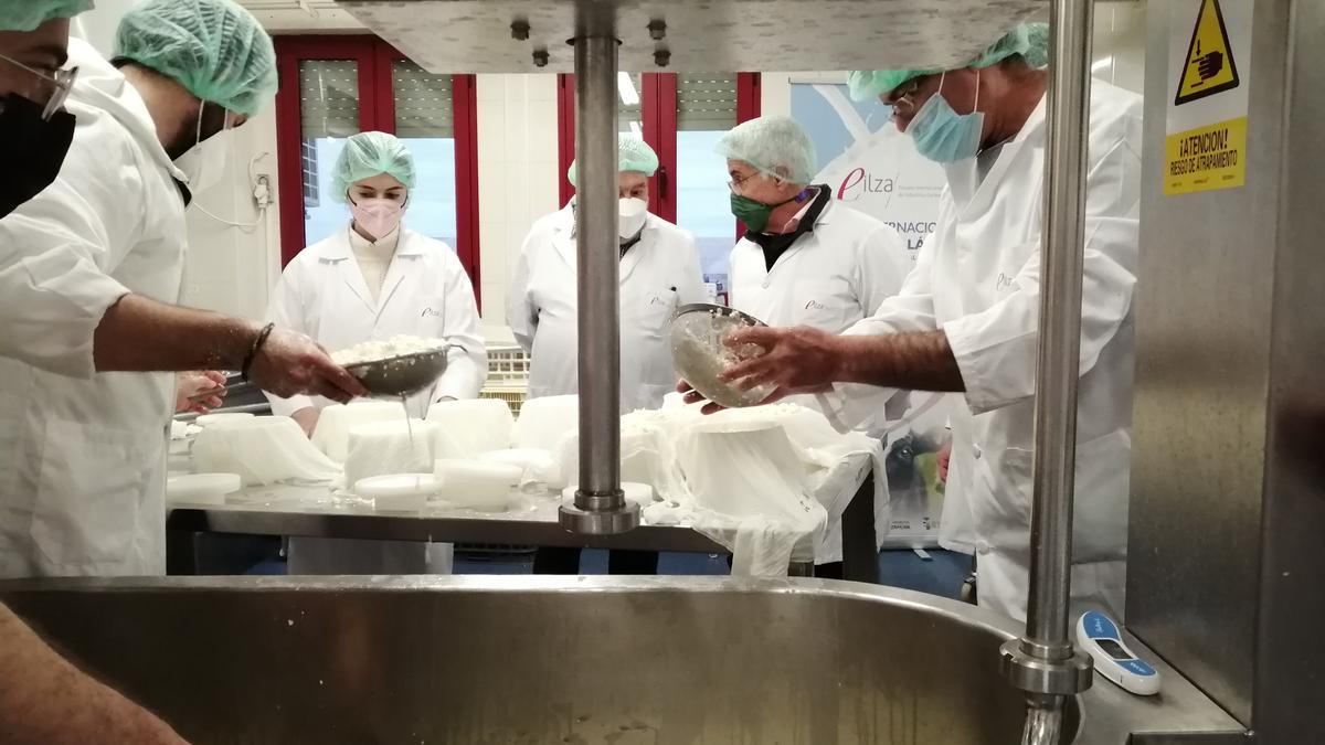 Los alumnos de la Escuela de Industrias Lácteas, durante una clase